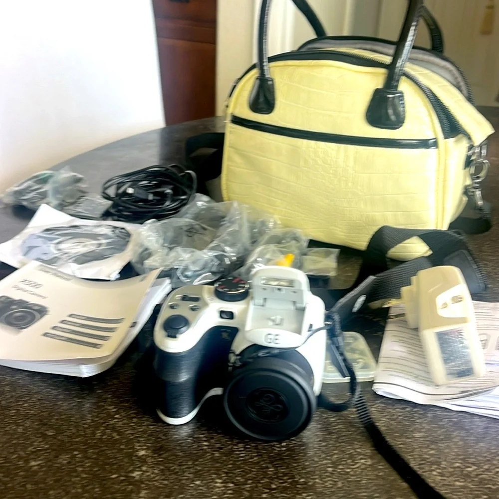 EUC GE white X500 16.0 megapixel digital camera with Carry bag and accessories